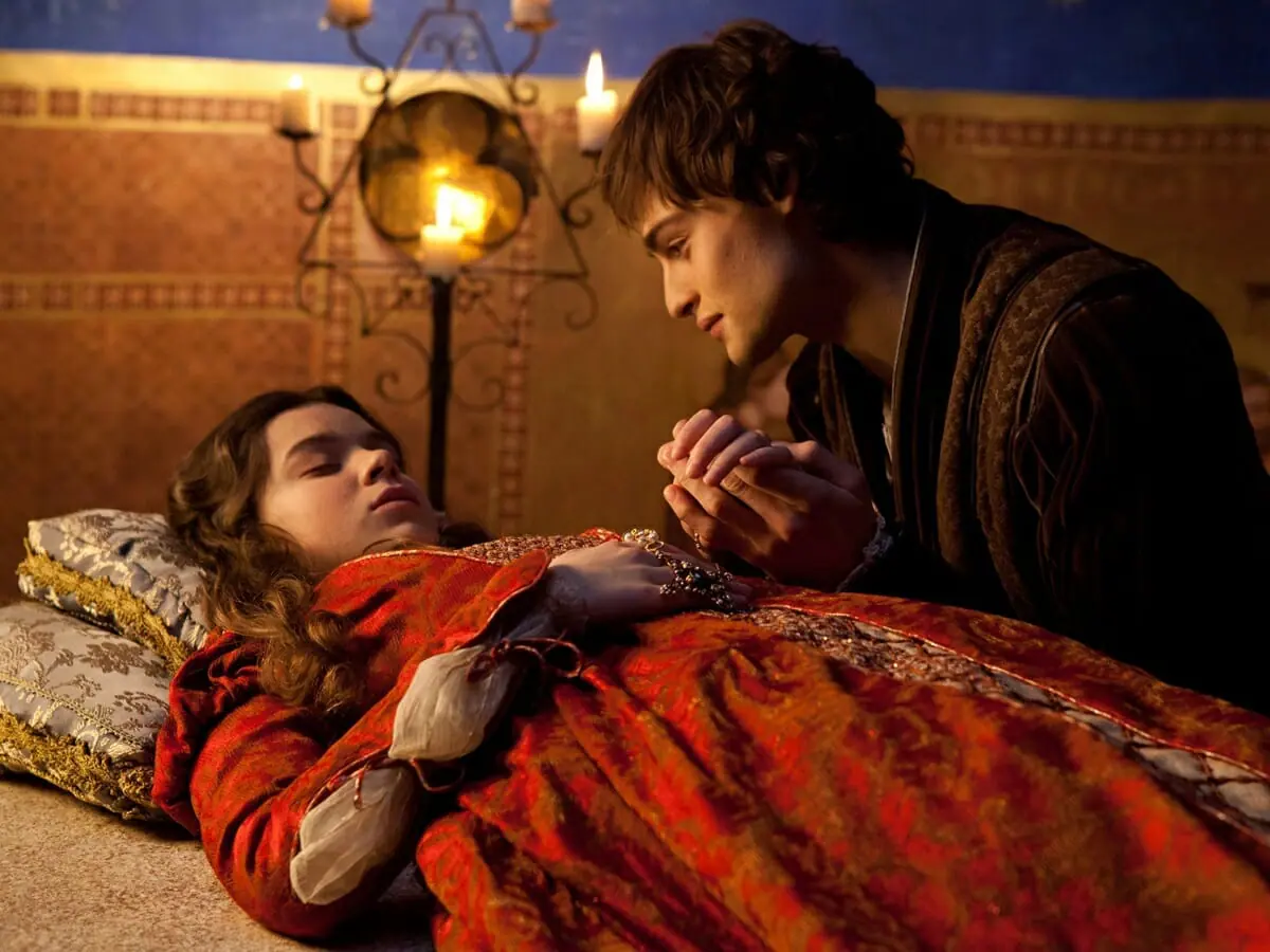 Douglas Booth e Hailee Steinfeld em Romeu e Julieta, filme dirigido por Carlo Carlei em 2013