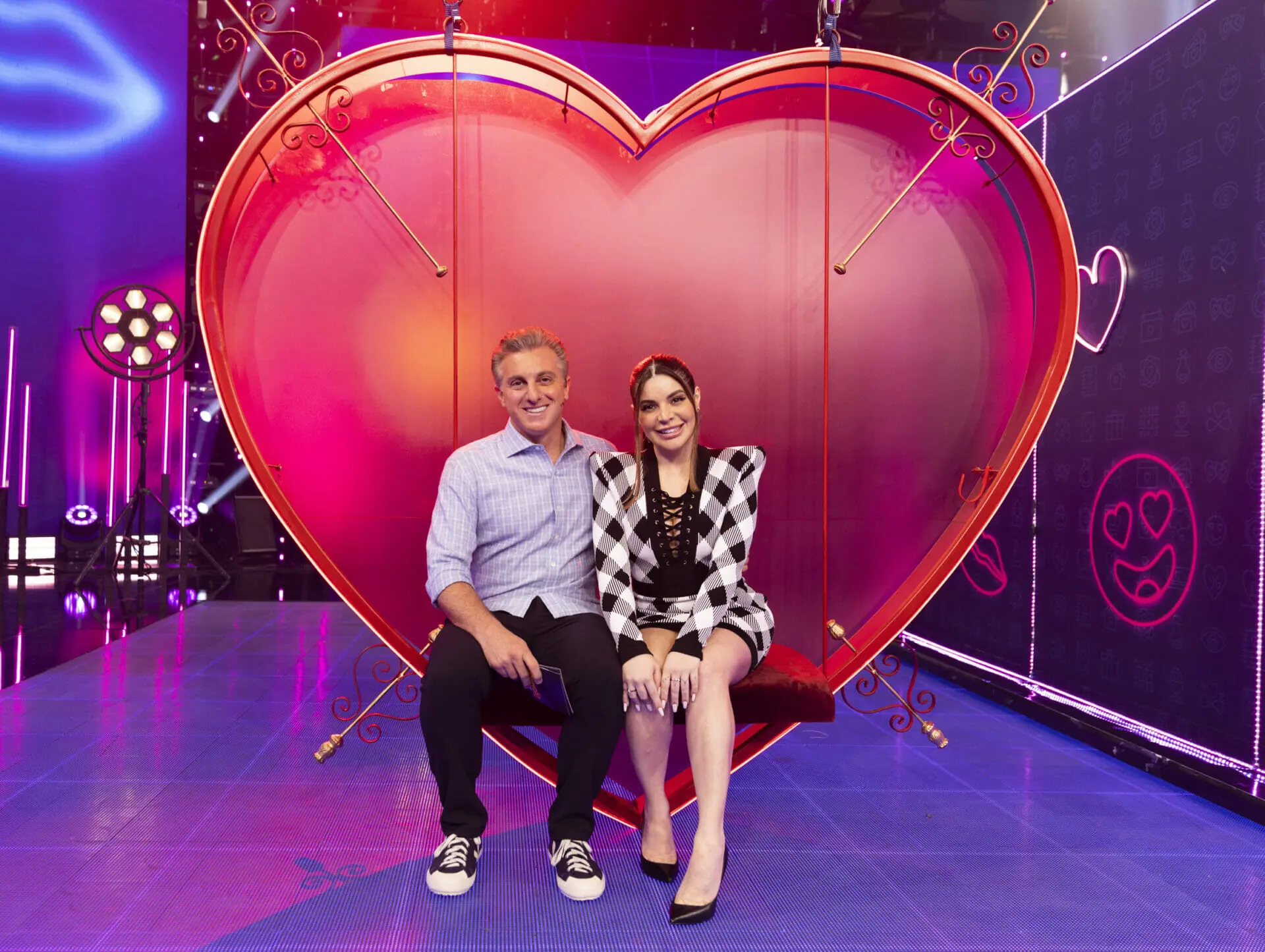 Gkay e Luciano Huck nos bastidores do 'Domingão' (Divulgação)