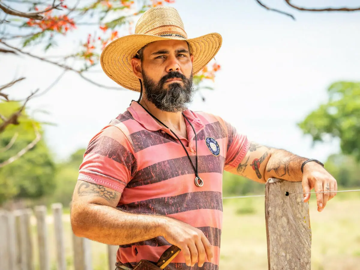 Alcides (Juliano Cazarré) poderá ser castrado em Pantanal