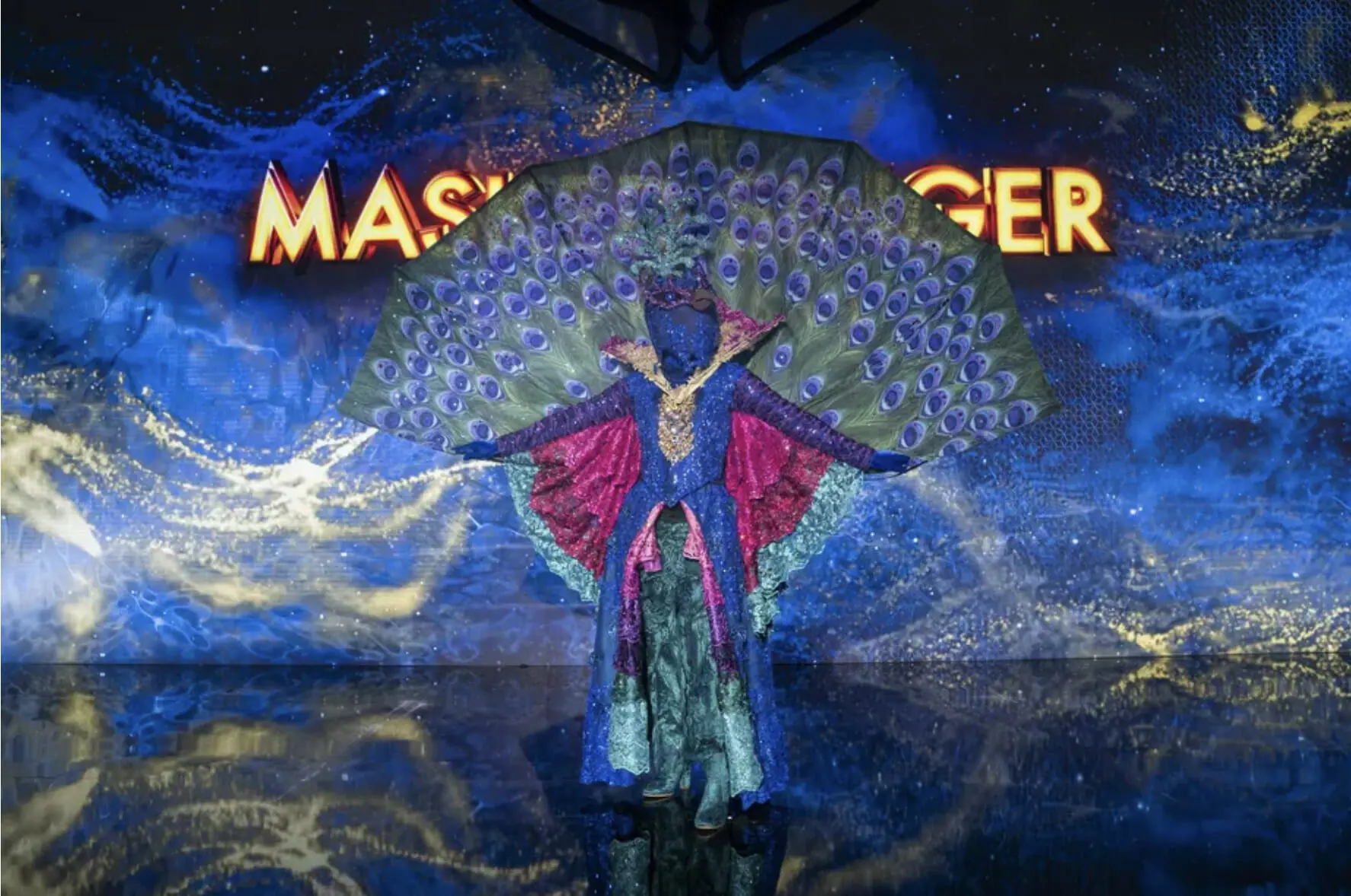 Pavão no palco do The Masked Singer Brasil (Divulgação)