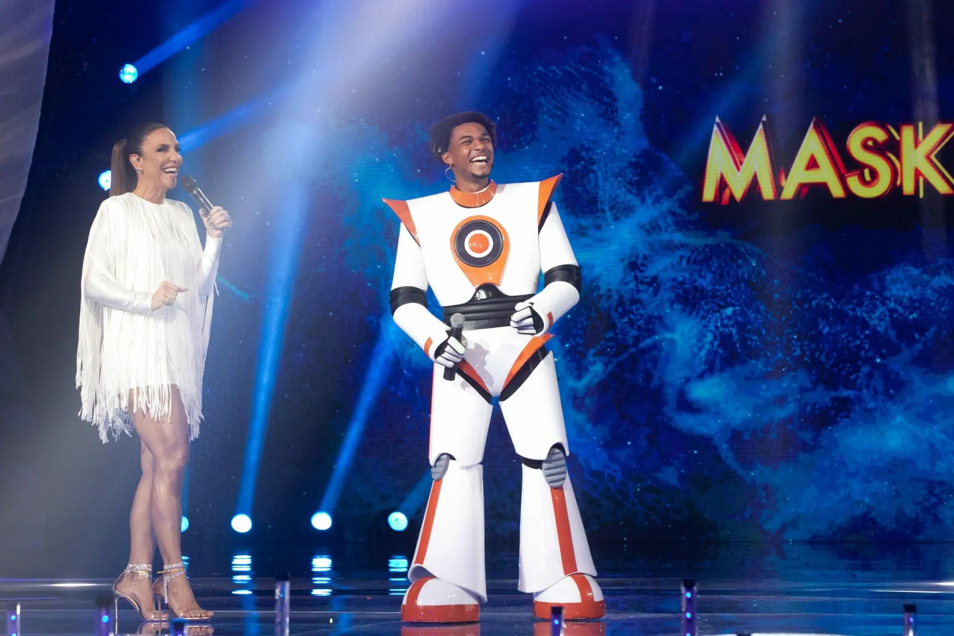 Juan Paiva e Ivete Sangalo no palco do The Masked Singer Brasil (Divulgação)