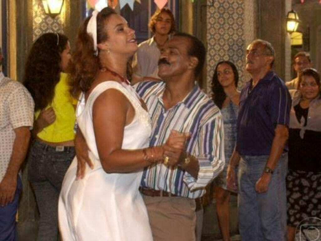 Dona Jura (Solange Couto) e Tião (Antônio Pitanga) em O Clone