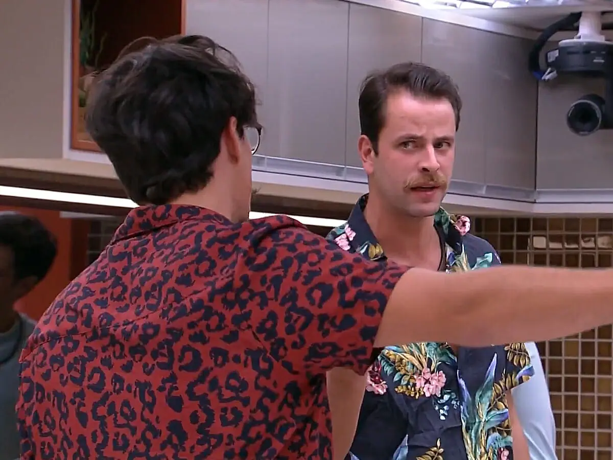 Eliezer e Gustavo se estranham no BBB 22 (Reprodução/Globoplay)