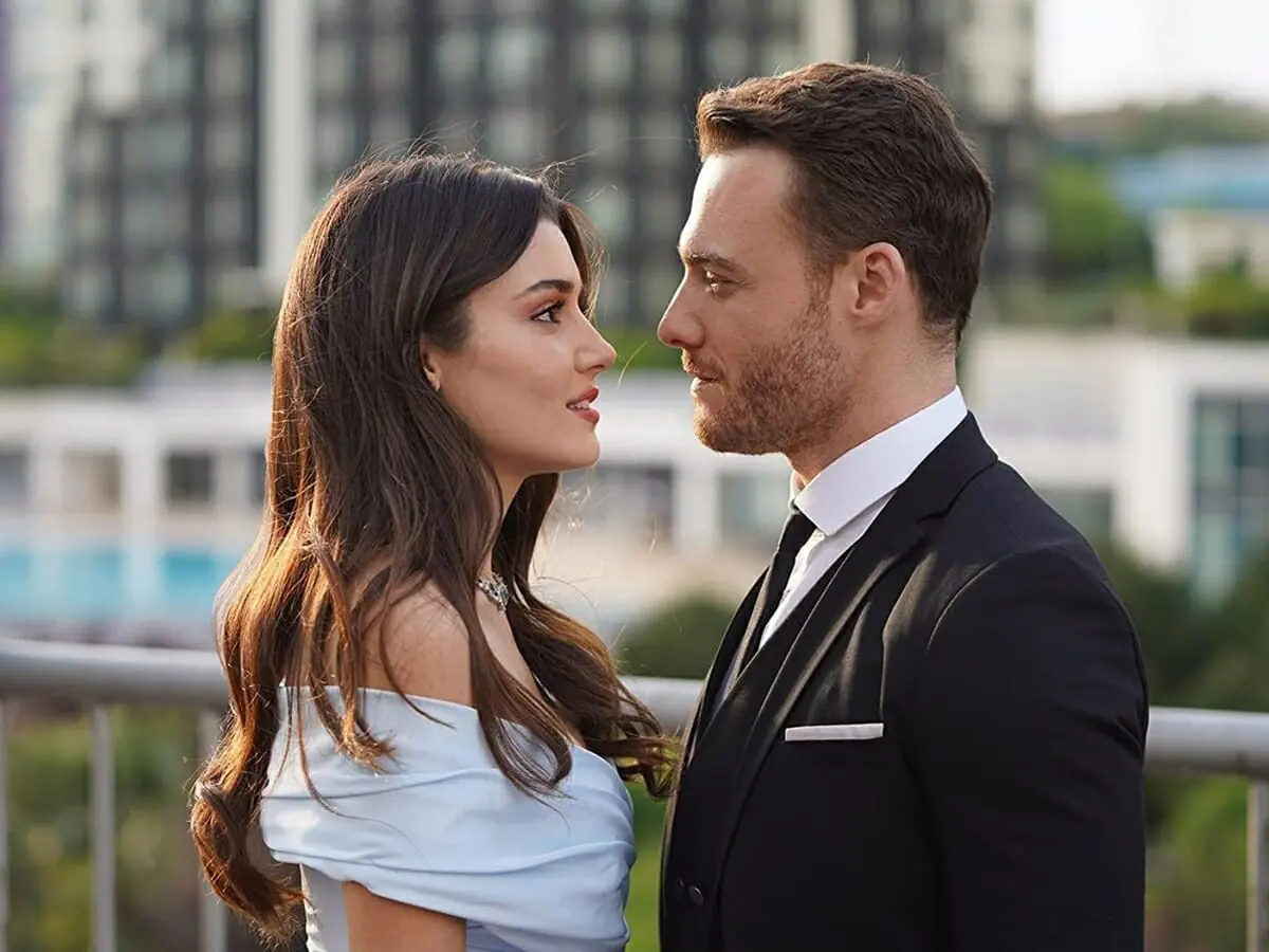 Hande Erçel e Kerem Bürsin em Sen Çal Kapimi