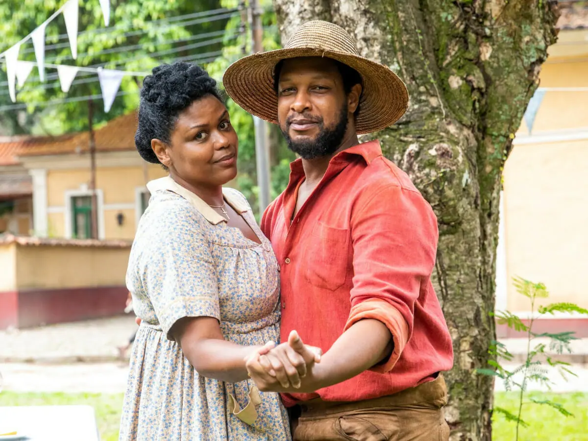 Felicidade (Carla Cristina Cardoso) e Onofre (Guilherme Silva) em Além da Ilusão