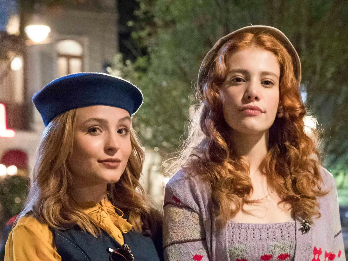 Isadora (Larissa Manoela) e Arminda (Caroline Dallarosa) em Além da Ilusão