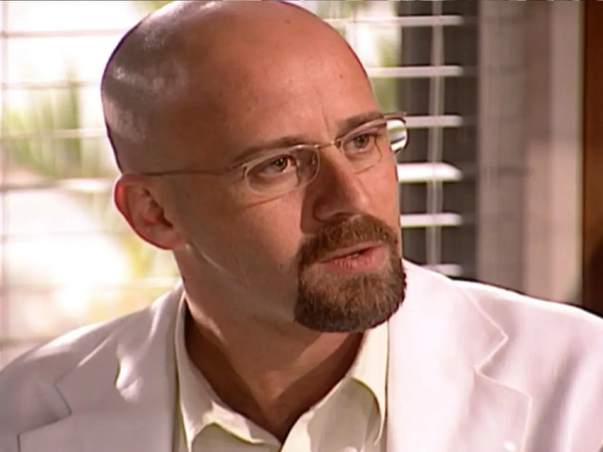 Murilo Grossi dá vida a Julio, assistente de Albieri, em O Clone (Reprodução Globo)