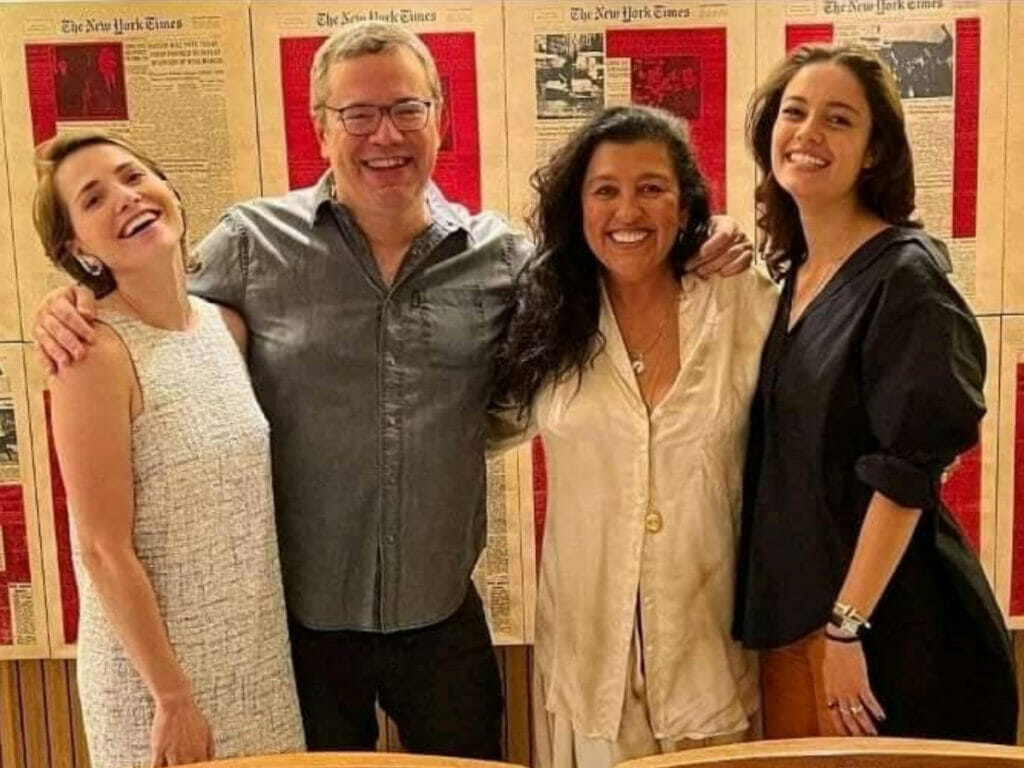 As protagonistas da novela Olho por Olho ao lado de João Emanuel Carneiro