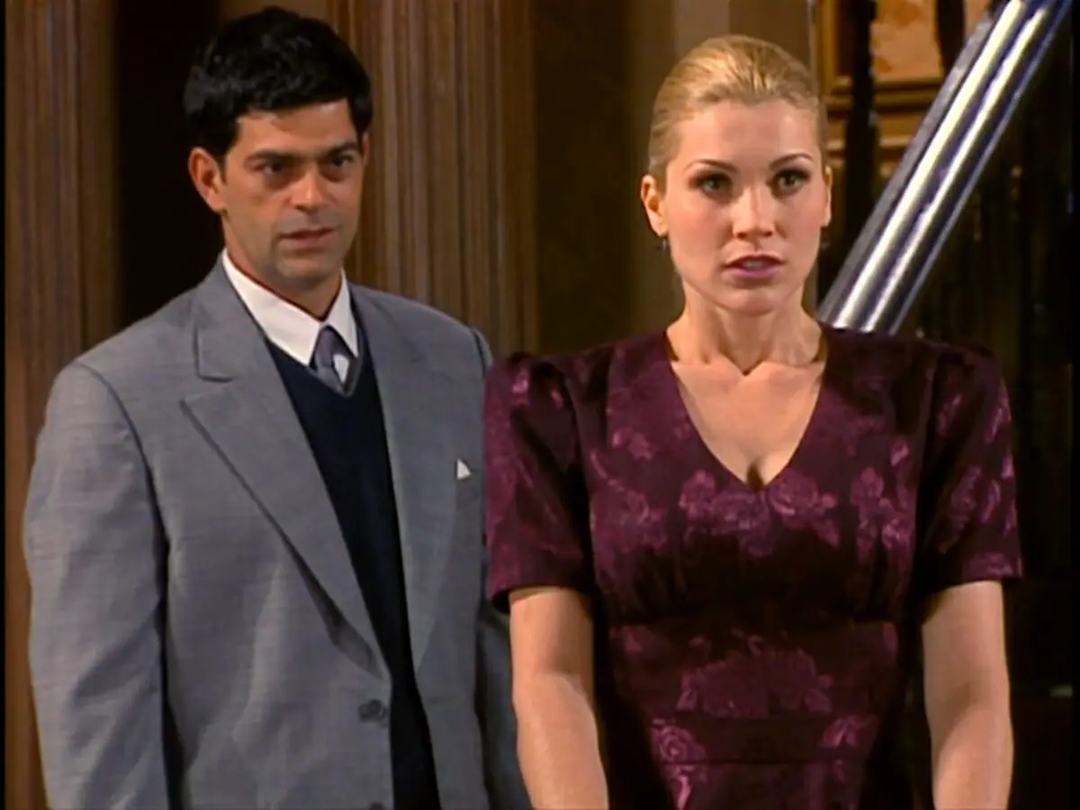 Rafael (Eduardo Moscovis) e Cristina (Flávia Alessandra) de Alma Gêmea