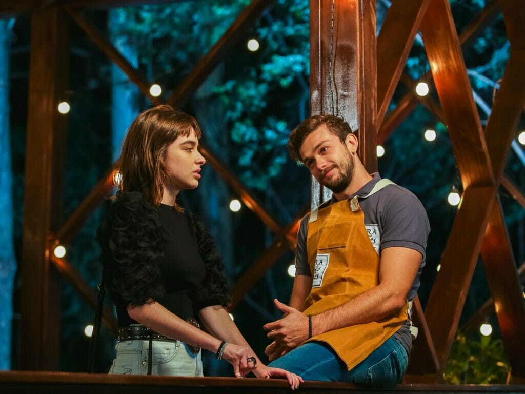 Raquel (Isabella Moreira) e Vinny (Vincenzo Richy) em cena de Poliana Moça