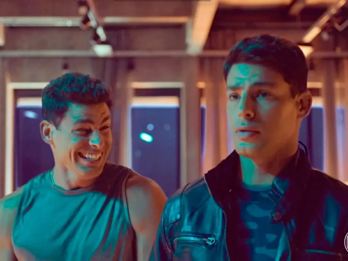 Renato (Cauã Reymond) e Christian (Cauã Reymond) de Um Lugar ao Sol