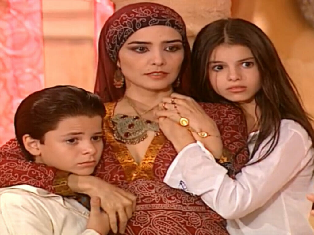 Amin (Thiago Oliveira), Latiffa (Letícia Sabatella) e Samira (Sthefany Brito) em O Clone (Reprodução/Globo)
