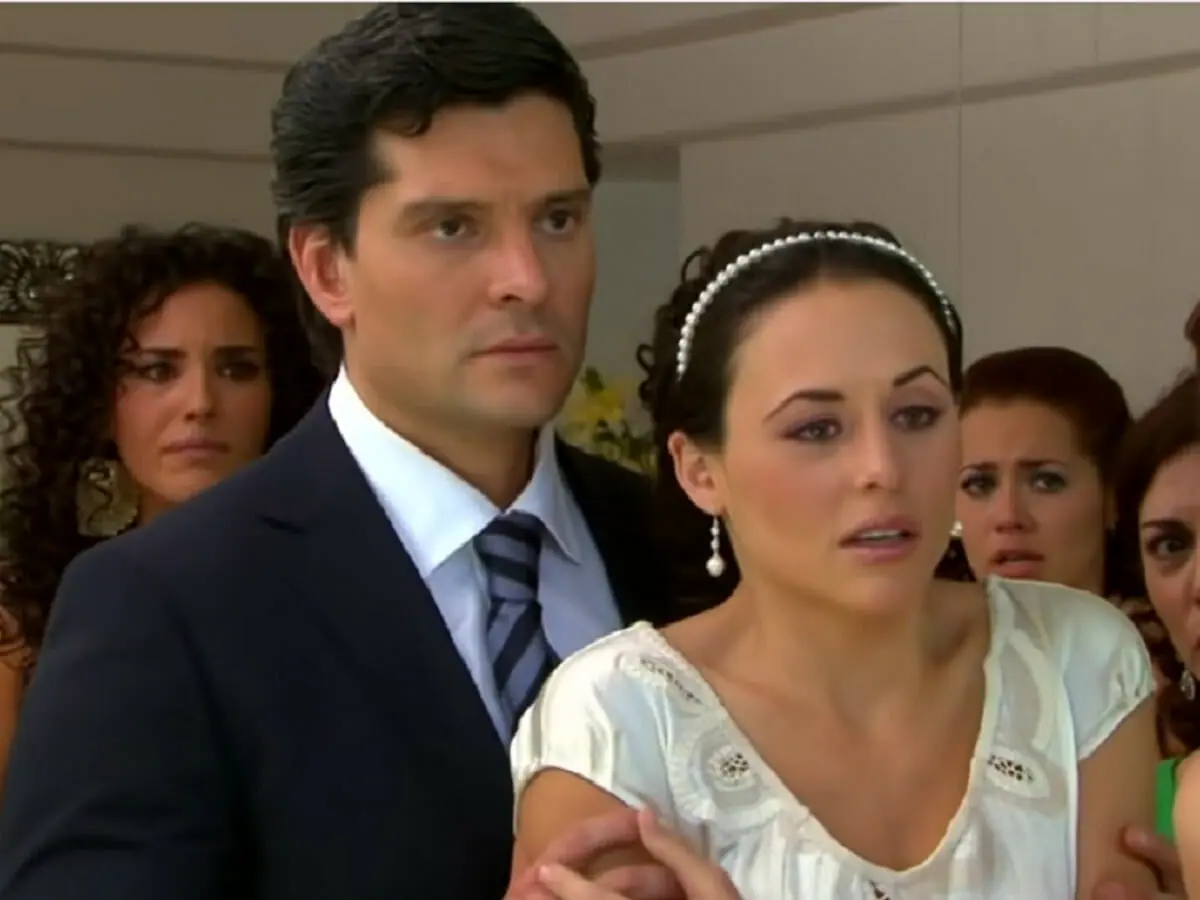 Hernan (Marcelo Córdoba) e Estrela (Zuria Vega) em Mar de Amor