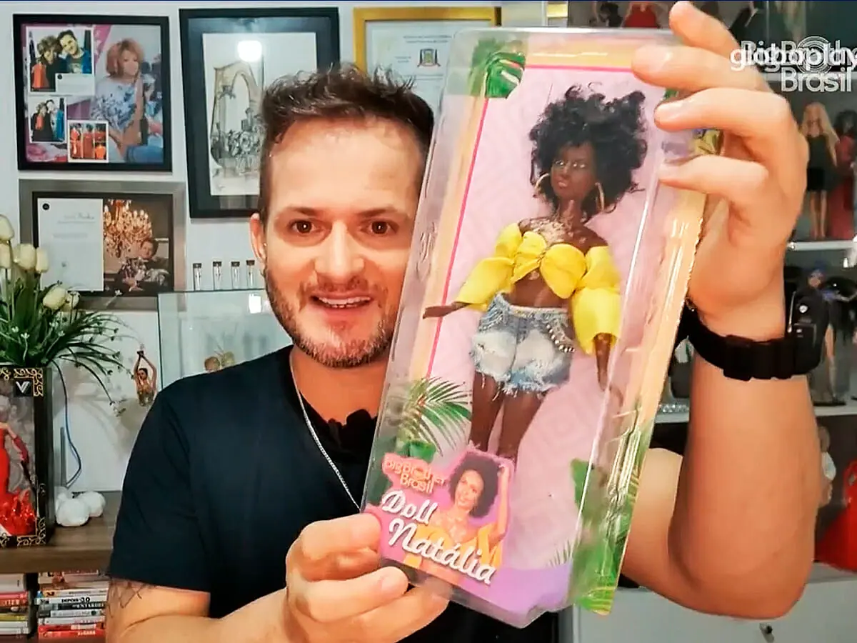 Vânia Tomé e a boneca Natália do BBB 22