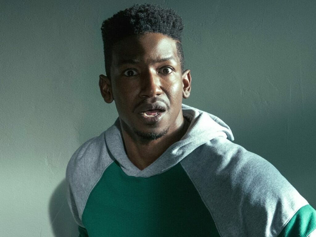 Mamoudou Athie em cena da série Arquivo 81