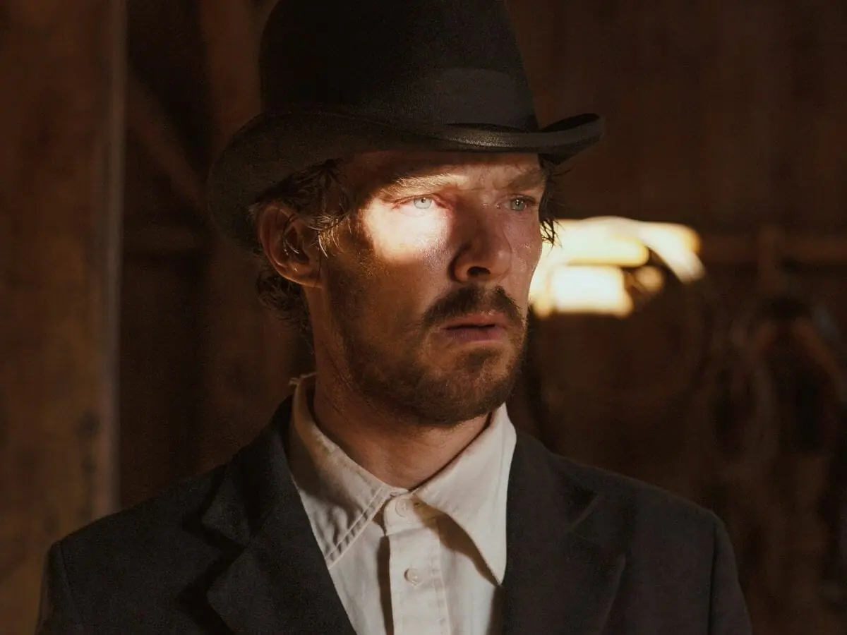 Benedict Cumberbatch em cena do filme Ataque dos Cães