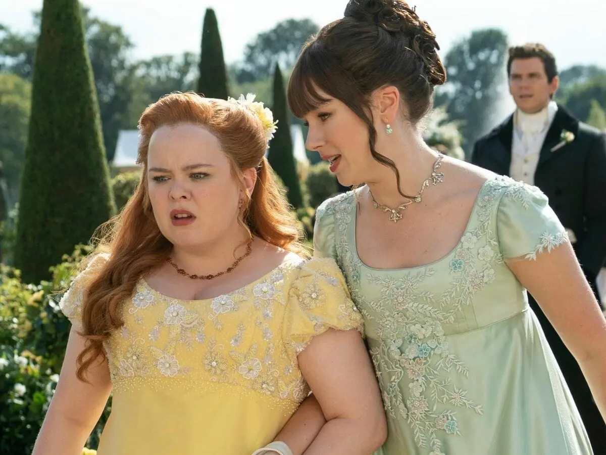 Nicola Coughlan (à esq.) com Claudia Jessie na 2ª temporada de Bridgerton
