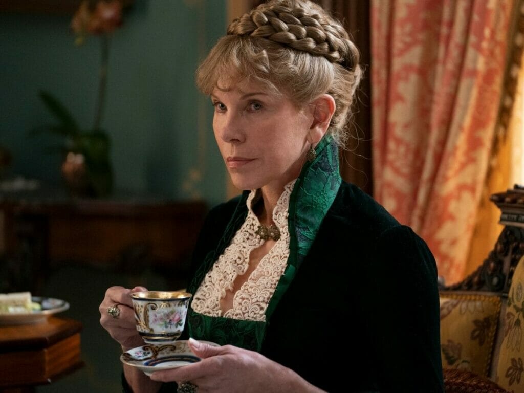 Christine Baranski em cena de A Idade Dourada