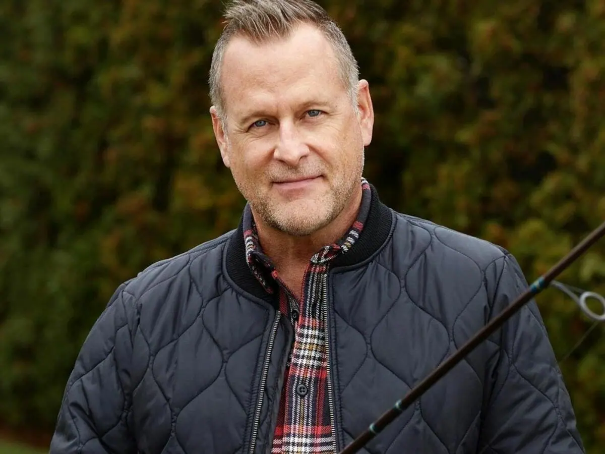 Dave Coulier posa para foto antes de pescar