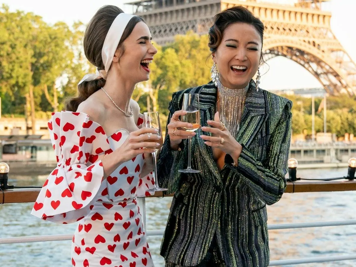 Lily Collins e Ashley Park nos bastidores da 2ª temporada de Emily em Paris