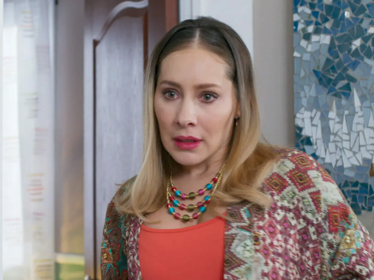 Carlota (Gabriela Carrillo) em Se Nos Deixam (Reprodução/Televisa)
