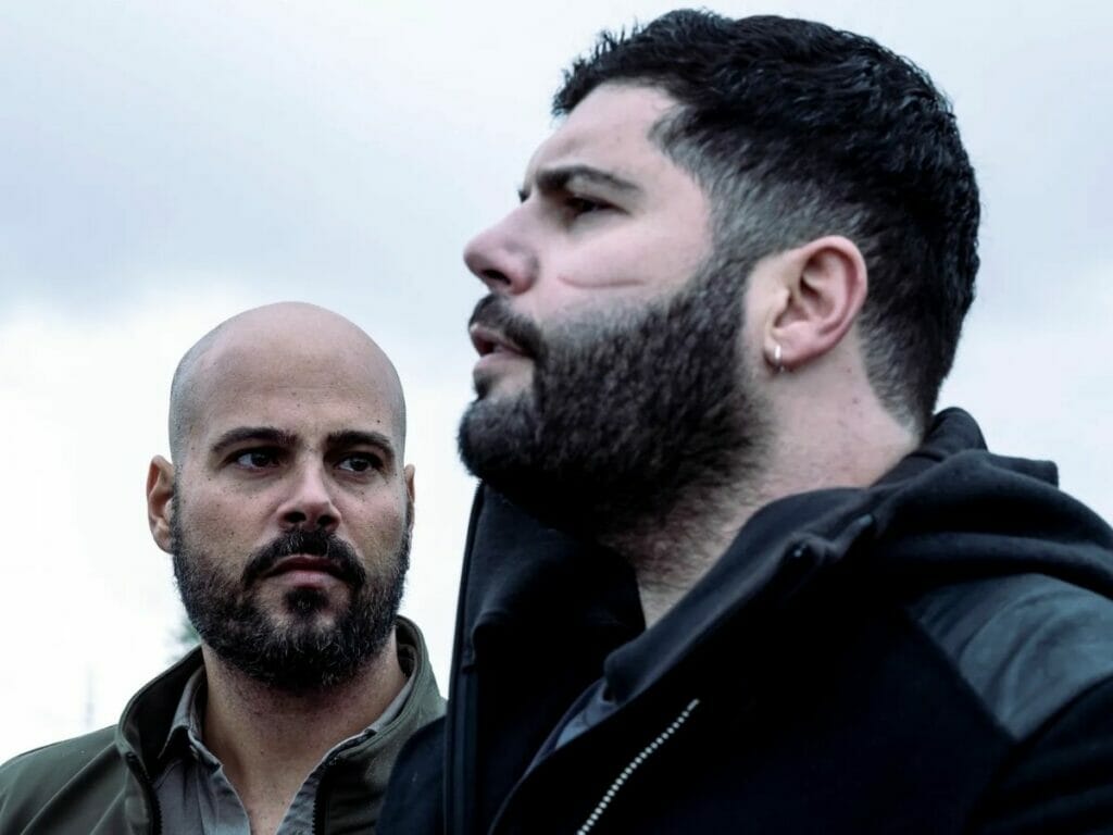 Marco D'Amore (ao fundo) com Salvatore Esposito na 5ª temporada de Gomorra