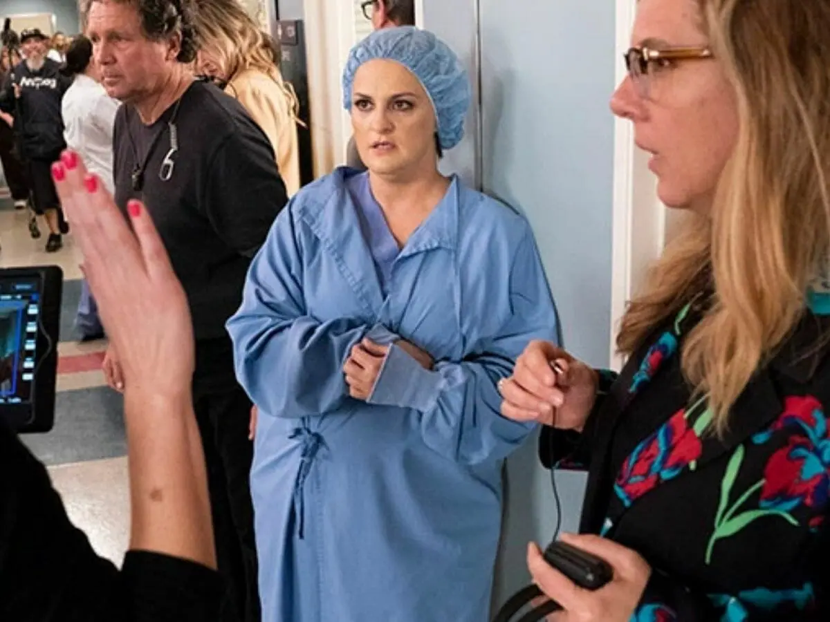 Elisabeth Finch, de avental azul, nos bastidores de Grey's Anatomy