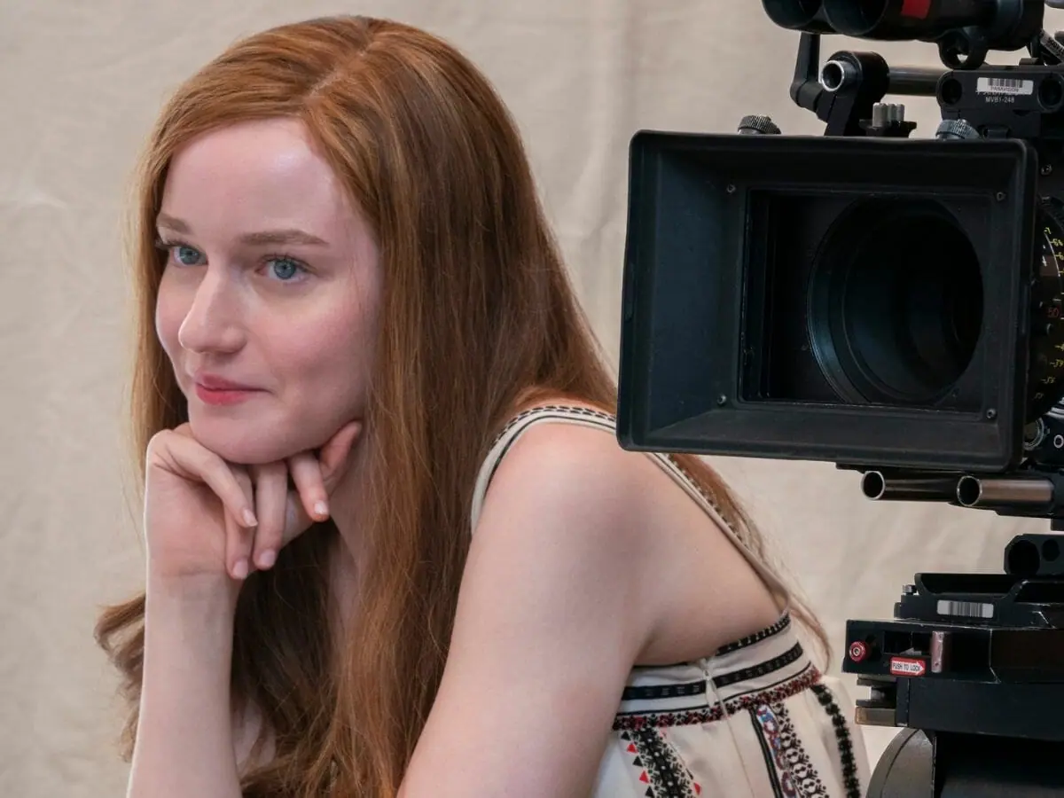 Julia Garner em cena da minissérie Inventando Anna