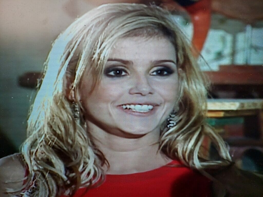 Lara (Deborah Secco), em O Beijo do Vampiro