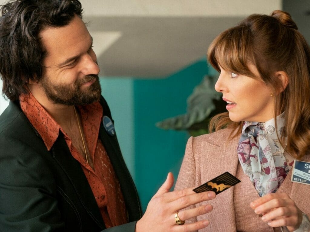 Jake Johnson com Ophelia Lovibond na série Minx