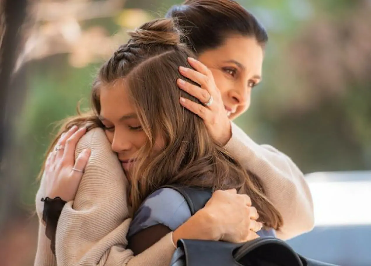Miranda (Isidora Vives) e Alice (Mayrín Villanueva) em Se Nos Deixam (Divulgação/Televisa)