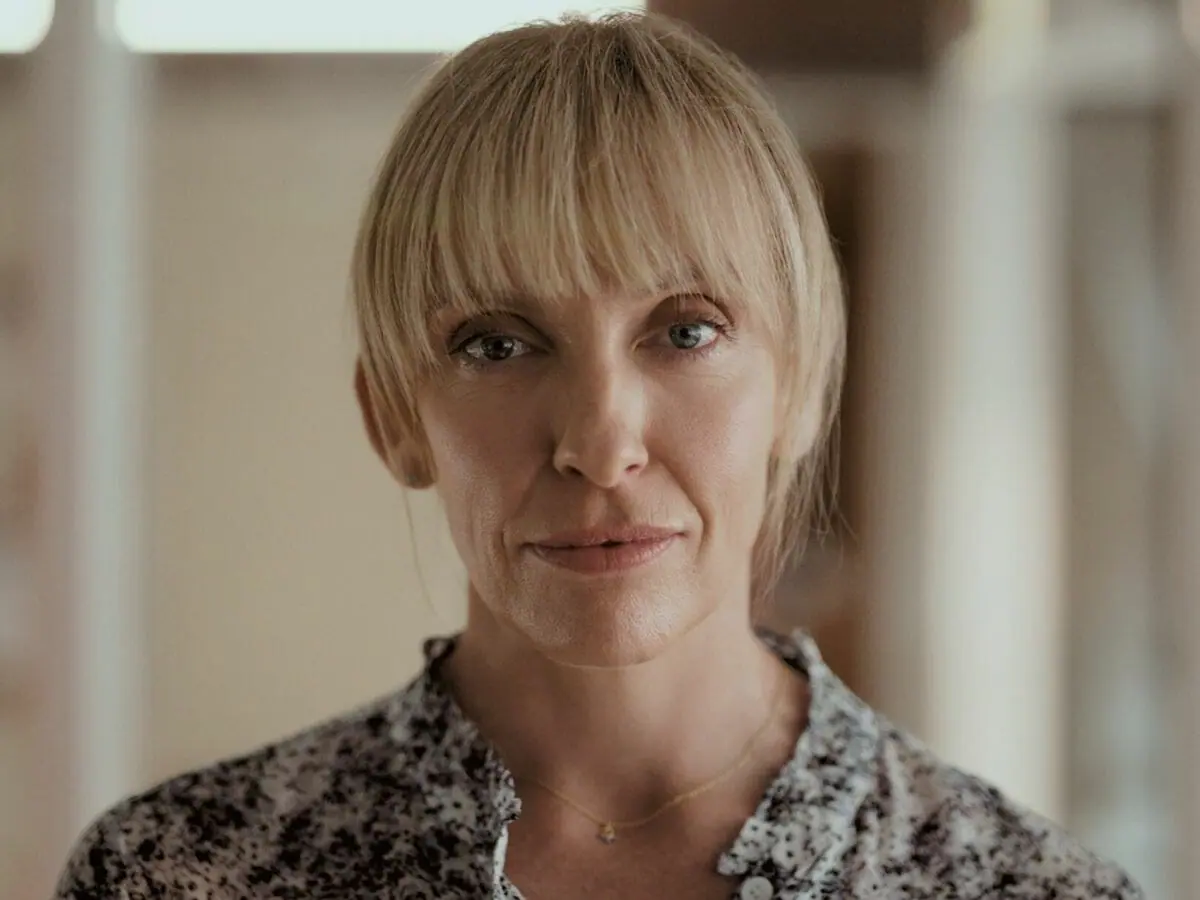 Toni Collette durante cena de Ninguém Pode Saber