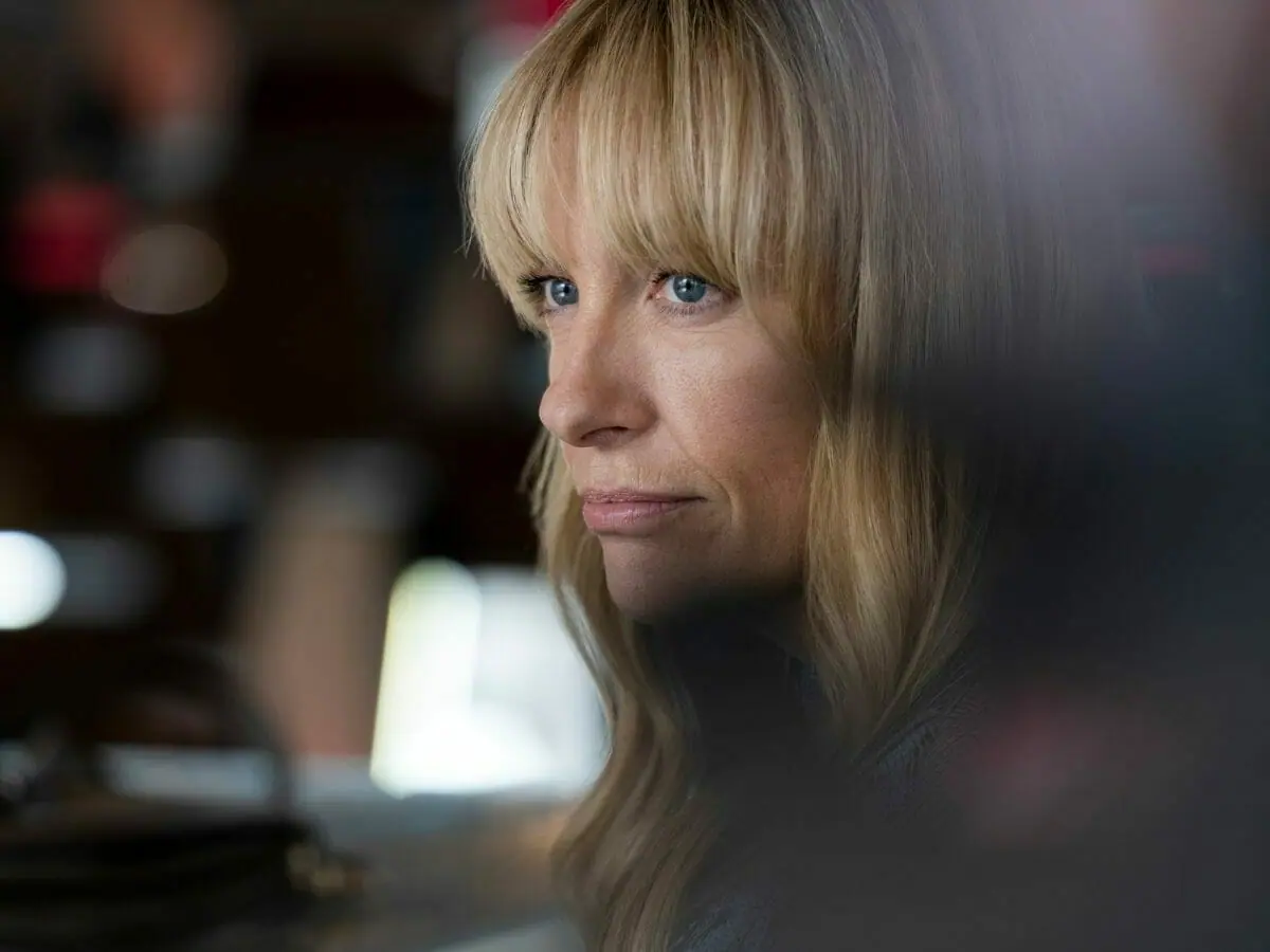 A atriz premiada Toni Collette na minissérie Ninguém Pode Saber