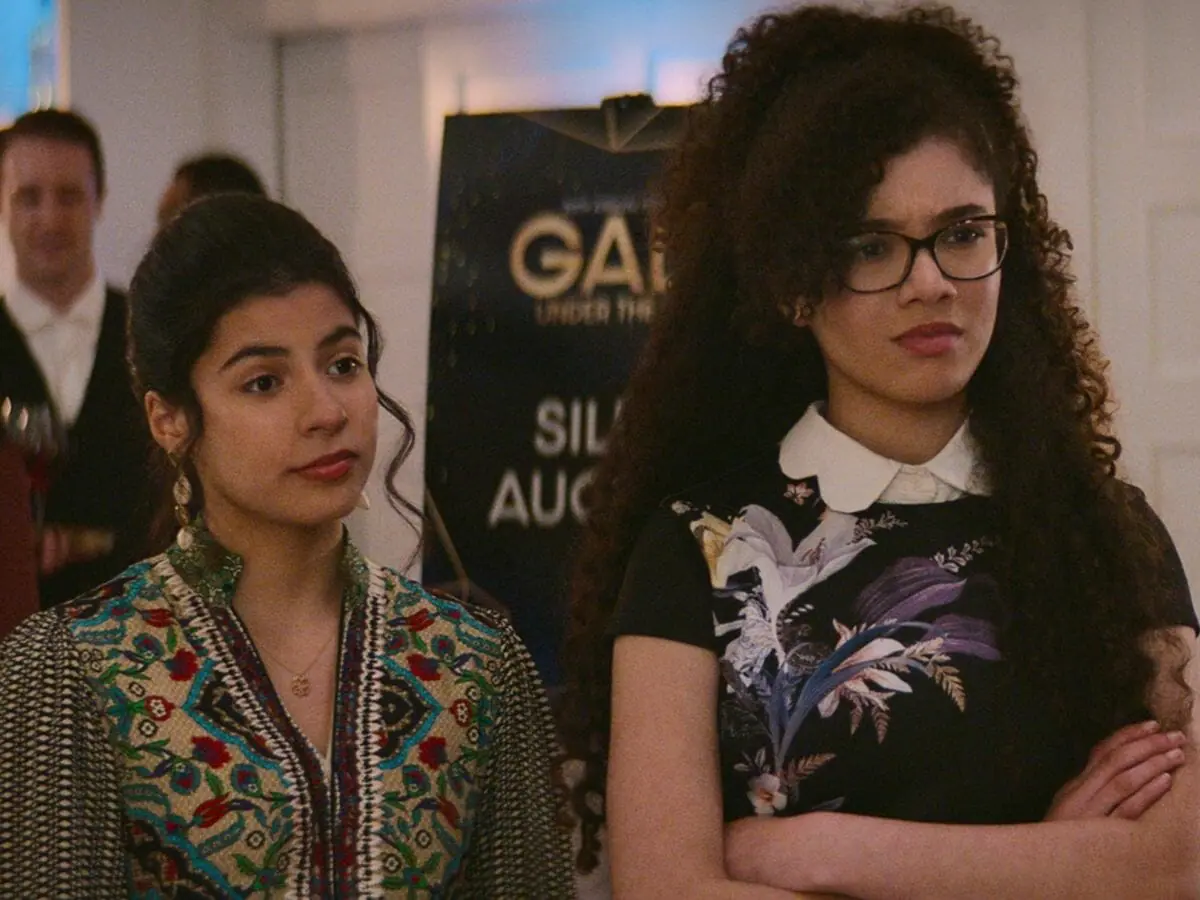Kyndra Sanchez (à esq.) e Malia Baker na série O Clube das Babás