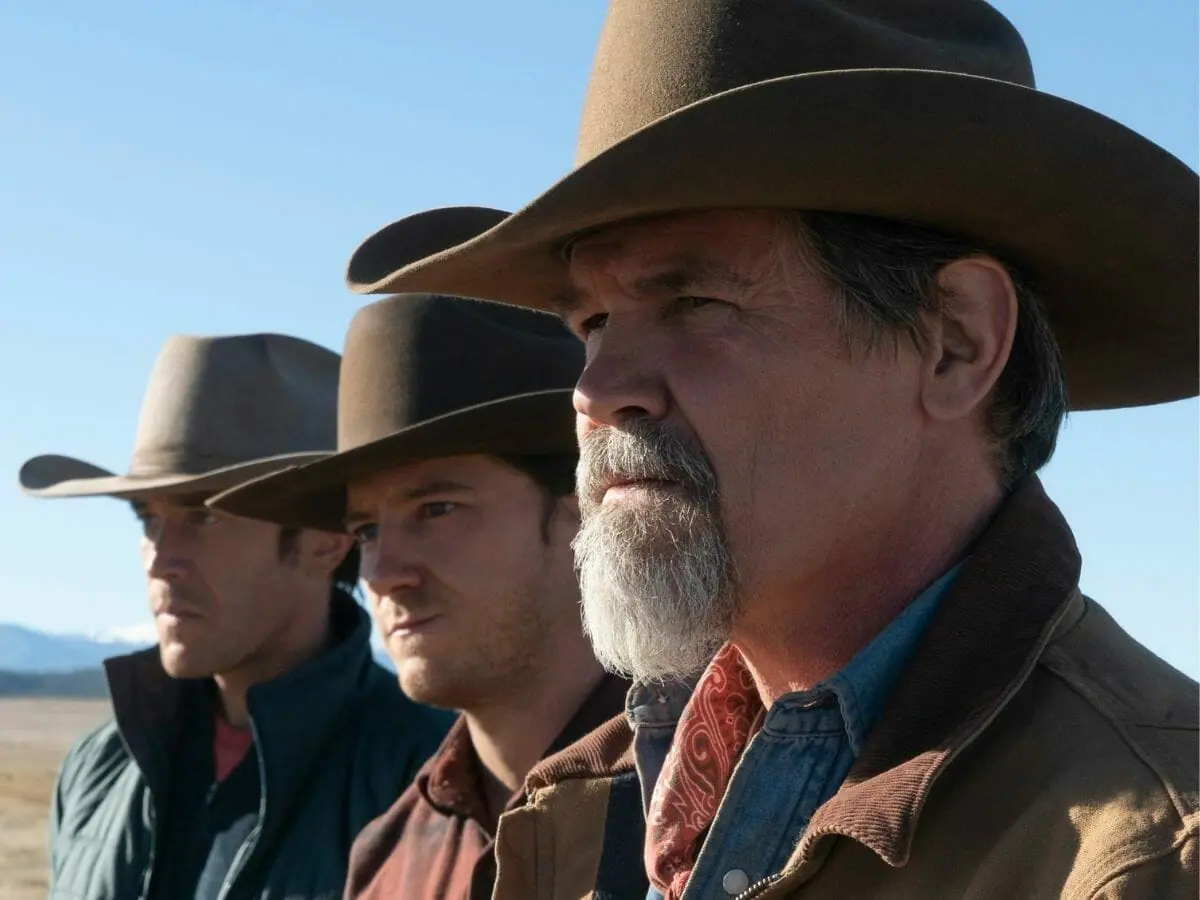 Tom Pelphrey (ao fundo), Lewis Pullman e Josh Brolin em Outer Range