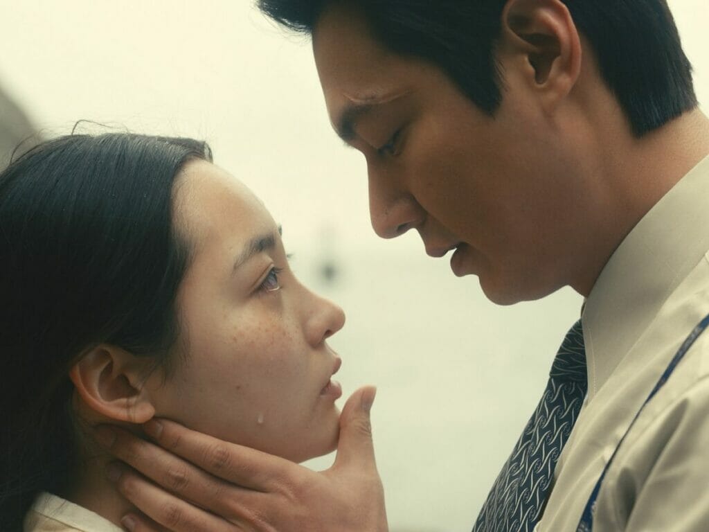 Kim Min-ha com Lee Min-ho em cena do drama Pachinko