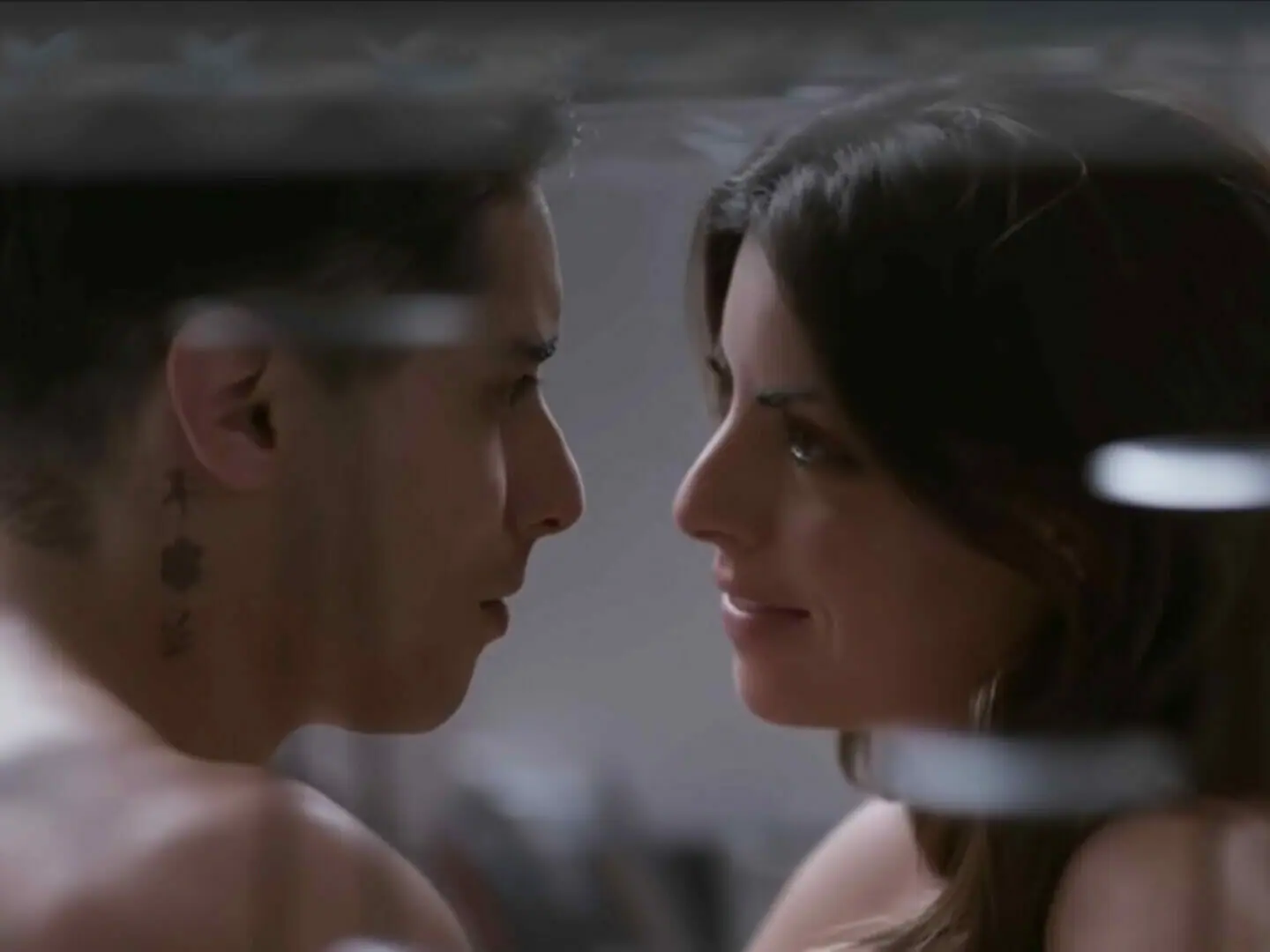 Paulo (Alex Perea) e Yara (Isabel Burr) em Se Nos Deixam