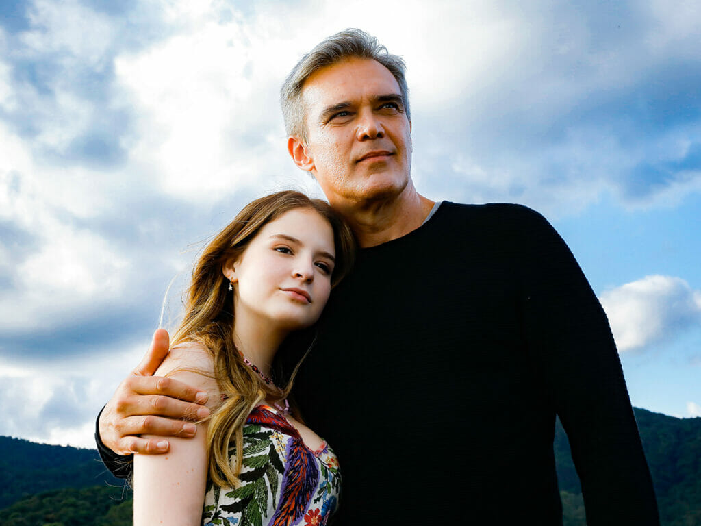 Poliana (Sophia Valverde) e Otto (Dalton Vigh) no primeiro capítulo de Poliana Moça