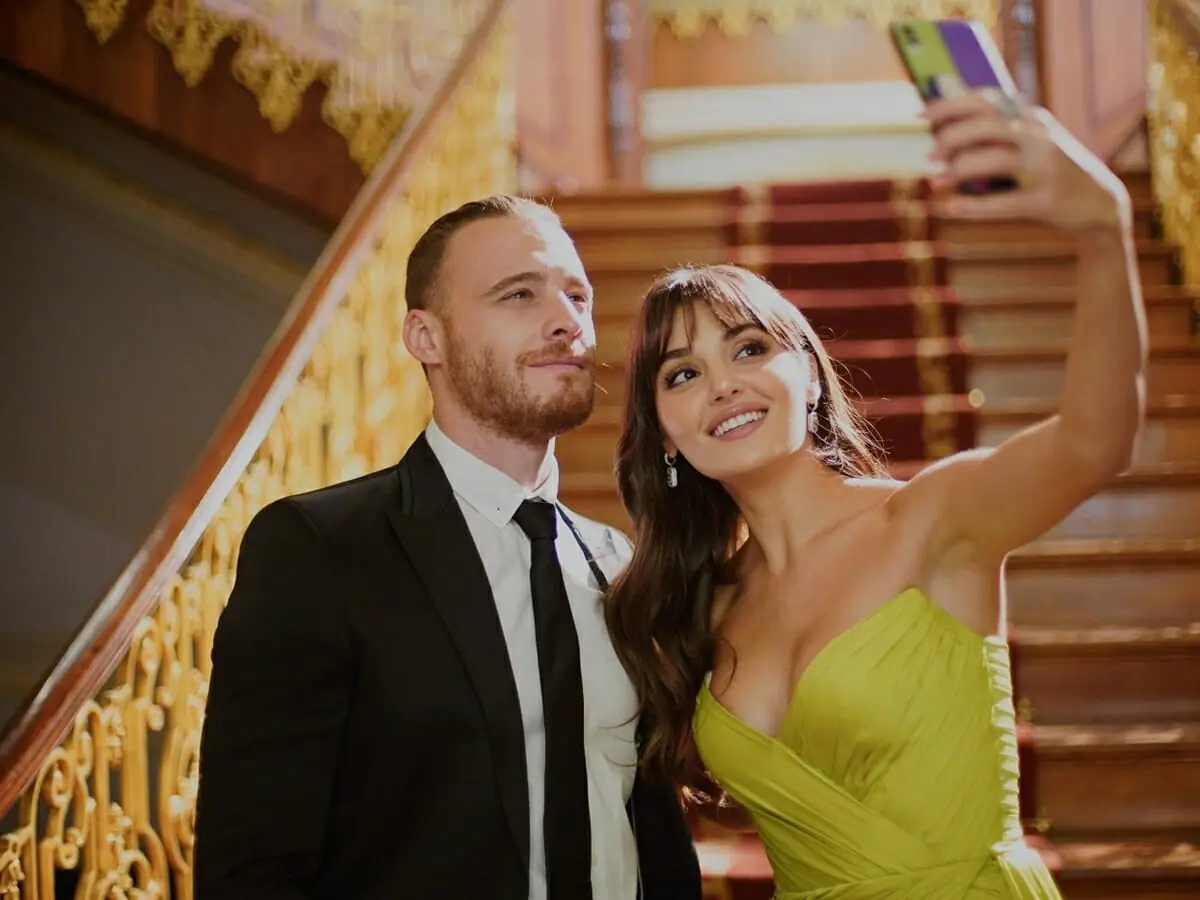 Sen Çal Kapimi é protagonizada por Hande Erçel e Kerem Bürsin estreou no verão de 2020
