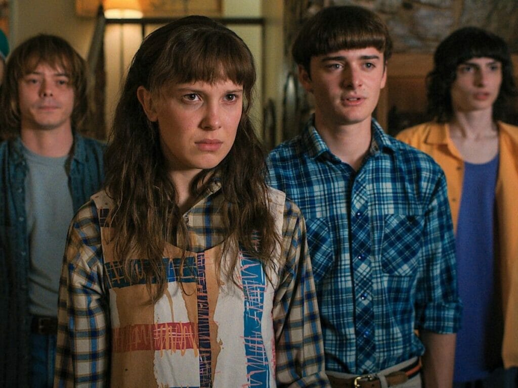 Eleven (Millie Bobby Brown) lidera a turma em Stranger Things 4