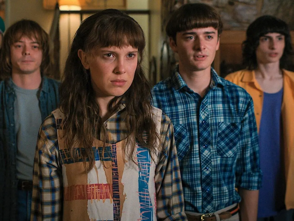 Eleven (Millie Bobby Brown) lidera a turma em Stranger Things 4