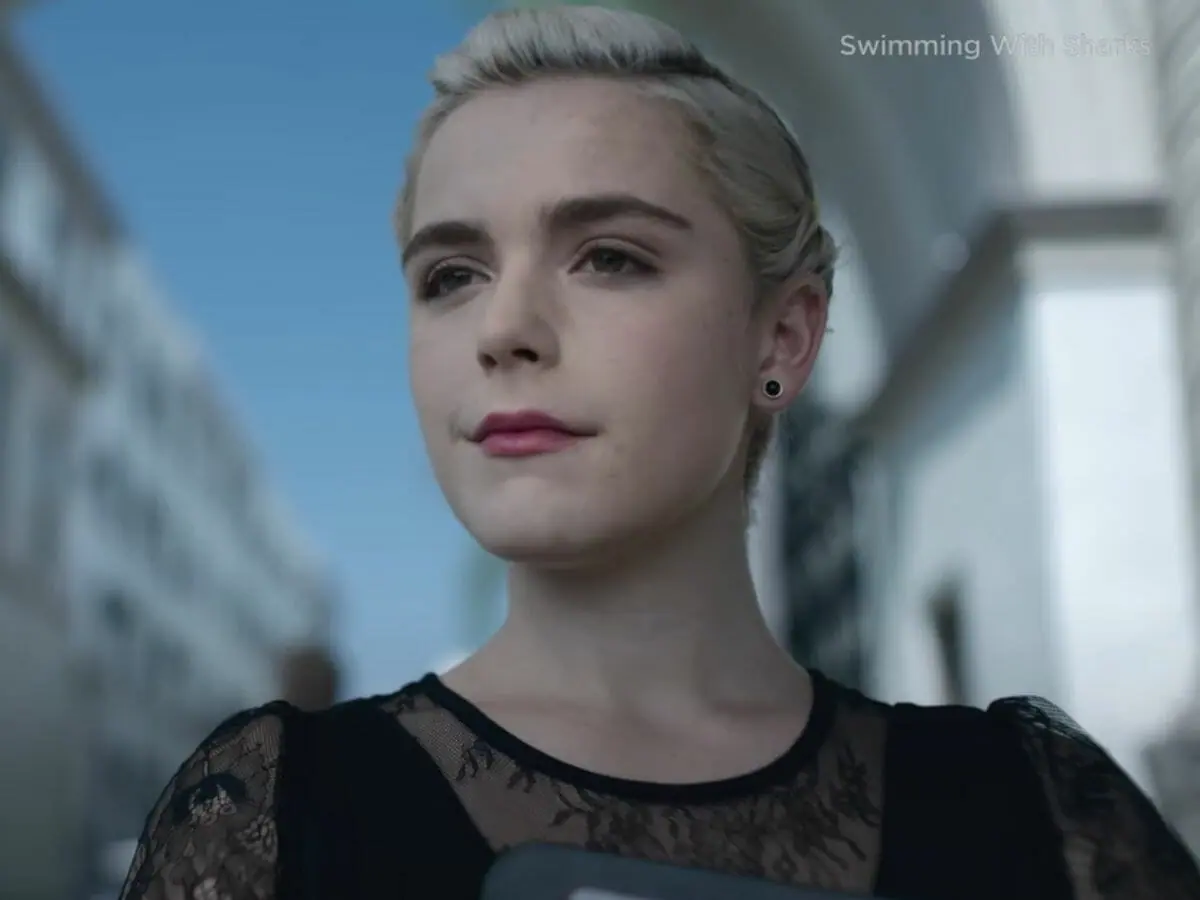 A atriz Kiernan Shipka no trailer de Swimming with Sharks