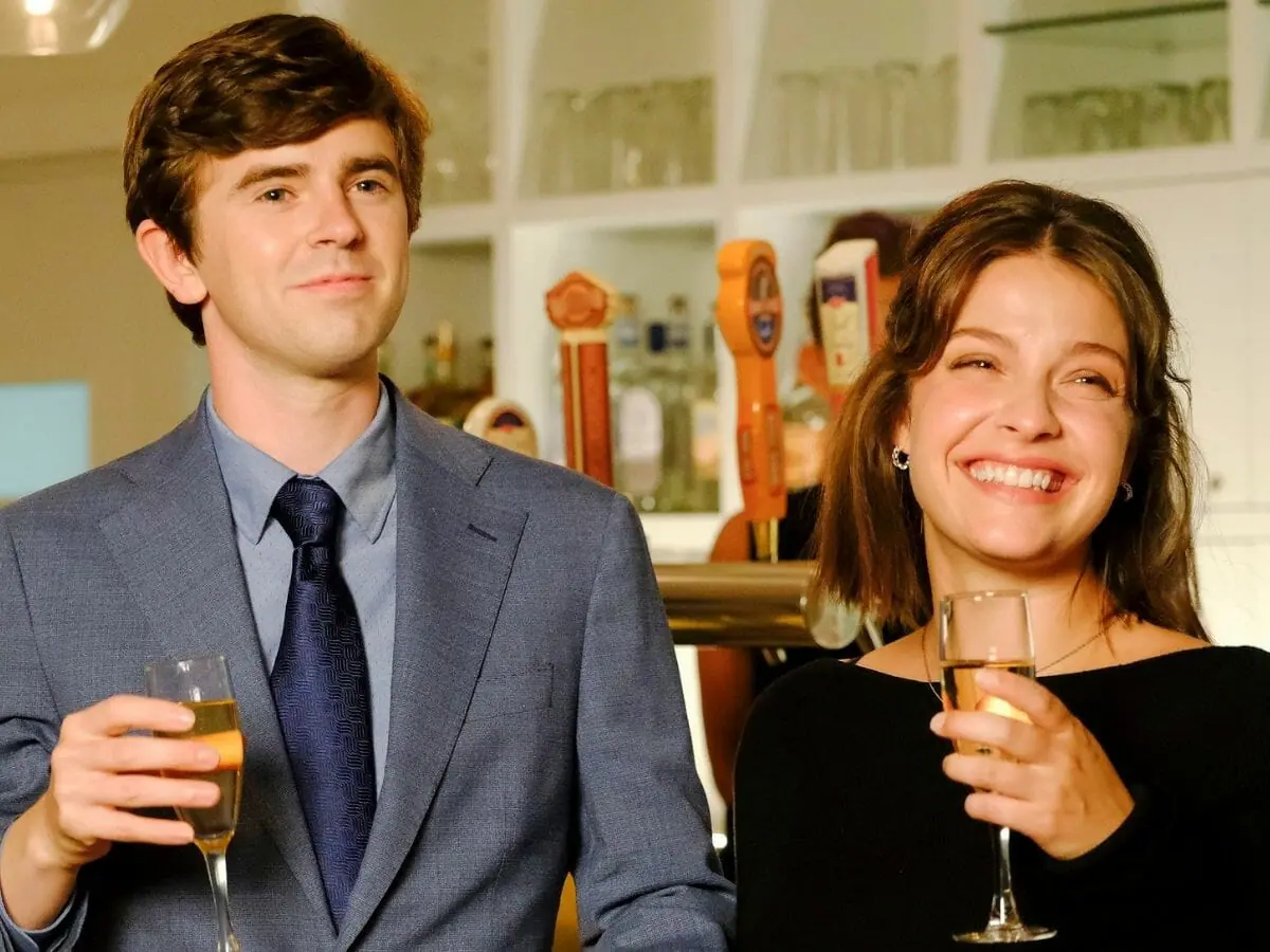 Freddie Highmore com Paige Spara na 5ª temporada de The Good Doctor