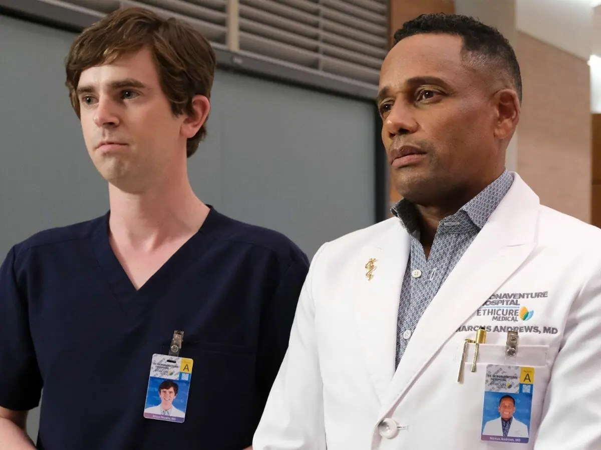 Freddie Highmore (à esq.) com Hill Harper na 5ª temporada de The Good Doctor