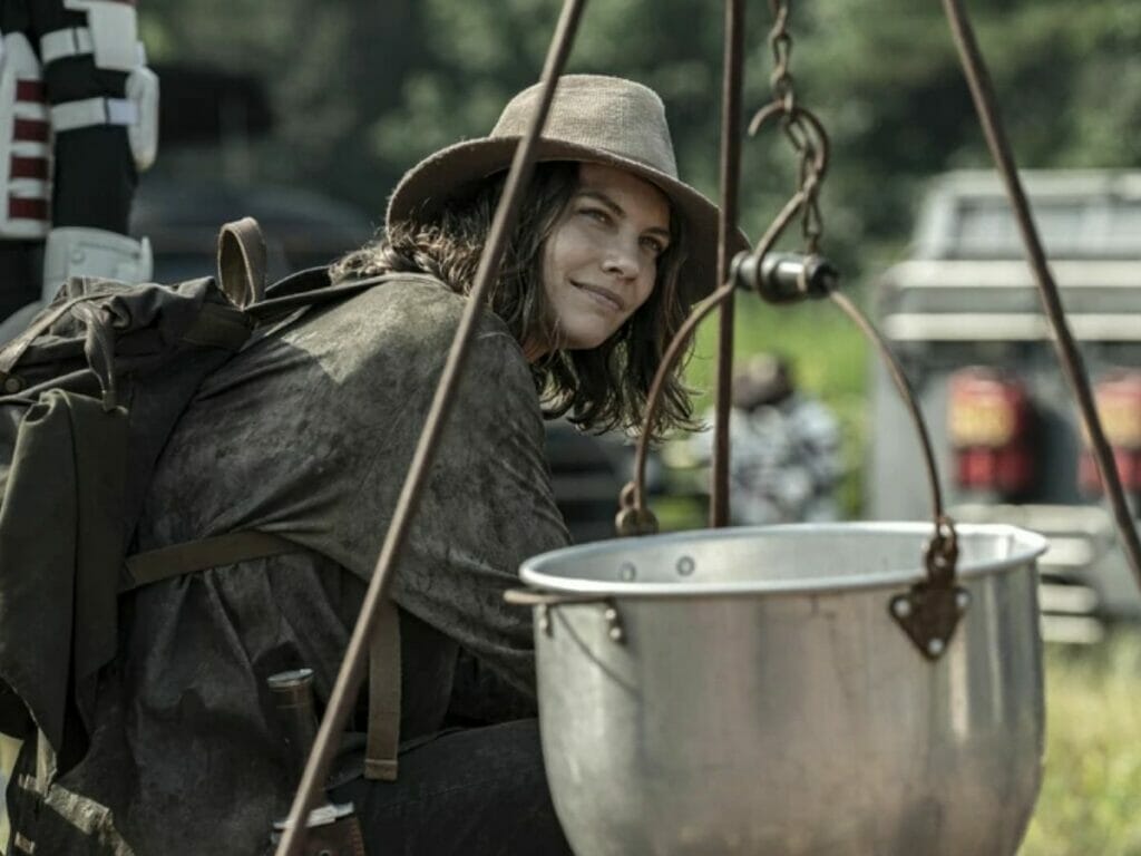 Maggie (Lauren Cohan) observa a visita de Commonwealth
