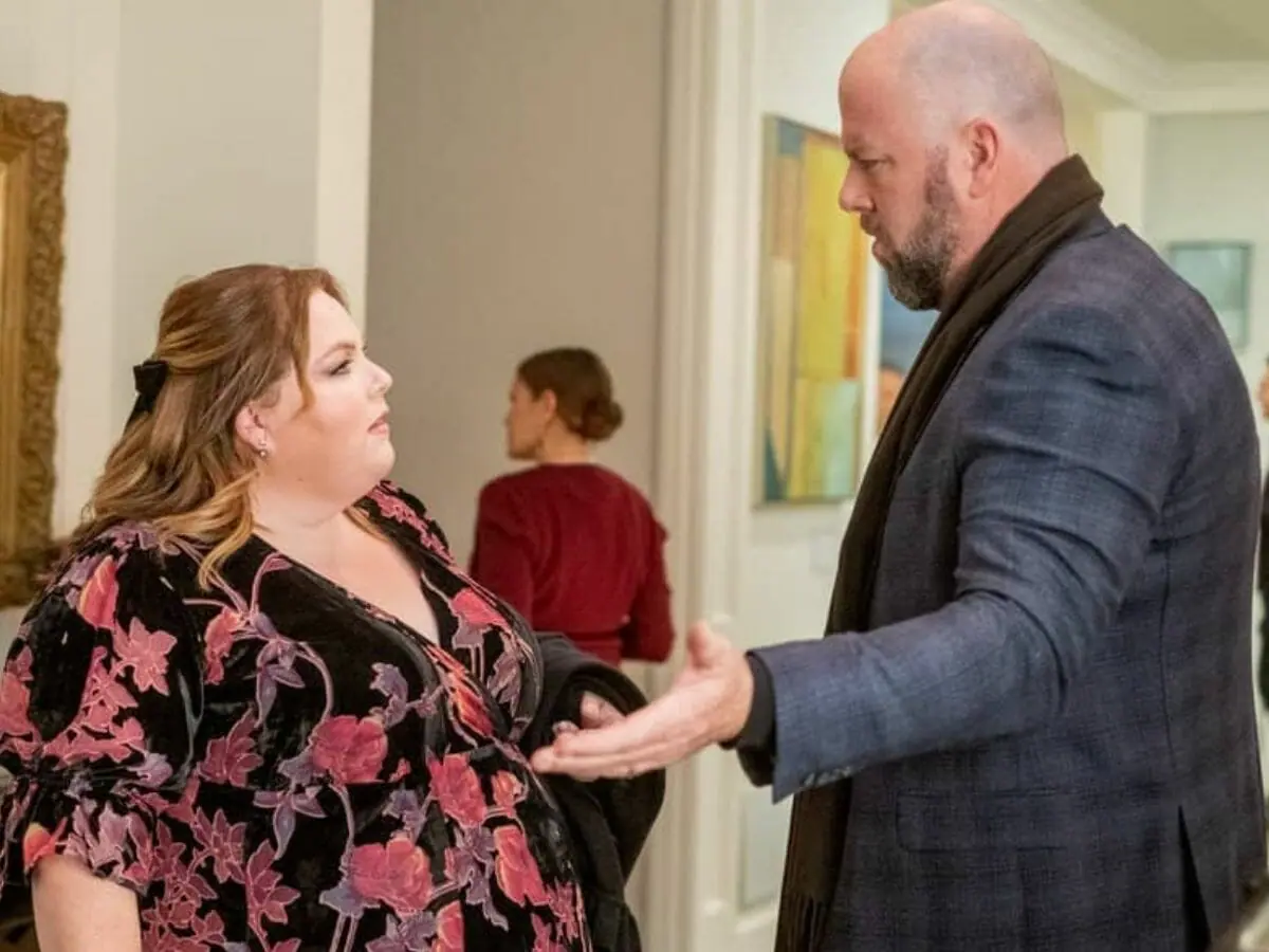 Chrissy Metz encara Chris Sullivan no nono episódio da sexta temporada de This Is Us