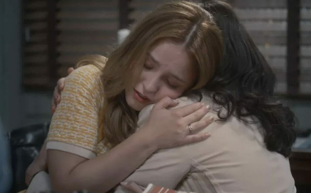 Isadora (Larissa Manoela) e Violeta (Malu Galli) de Além da Ilusão