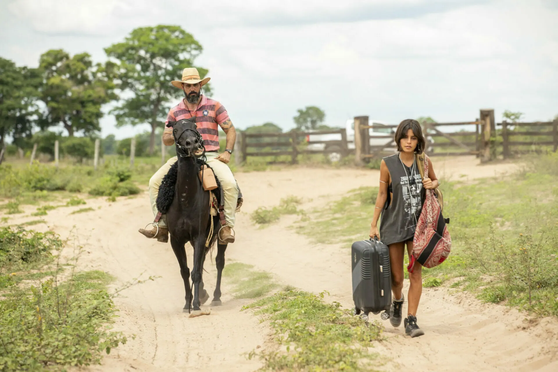 Alcides (Juliano Cazarré) e Guta (Julia Dalavia) de Pantanal