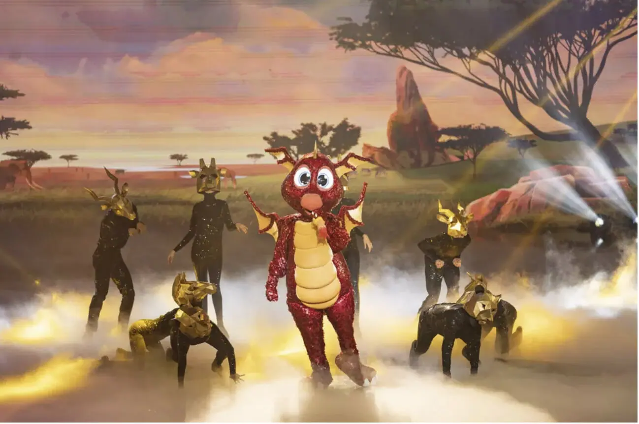 Dragão no palco do The Masked Singer Brasil