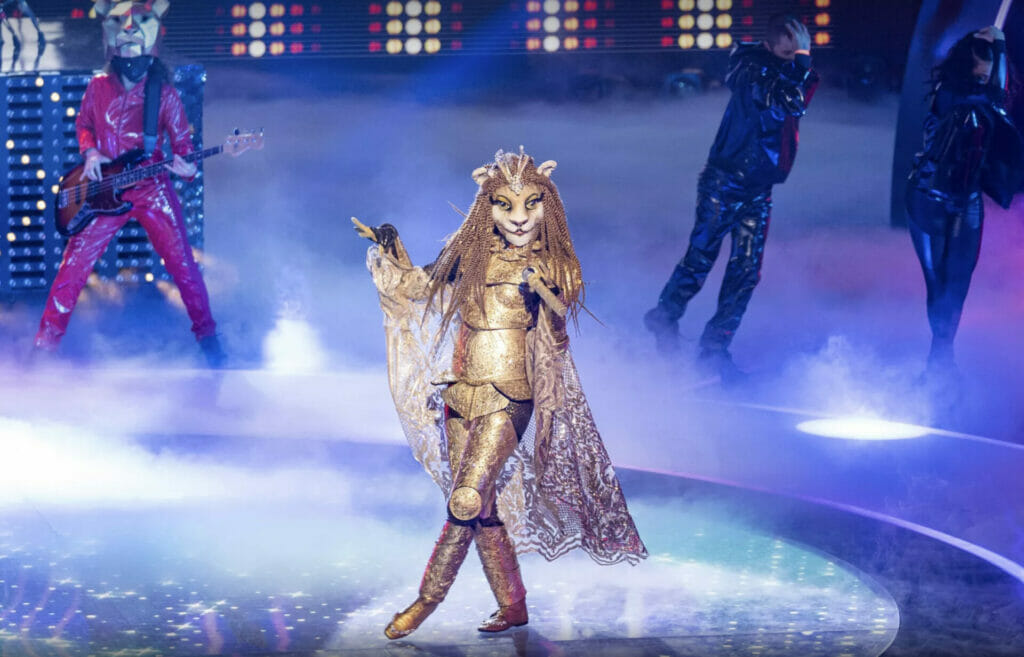 Leoa no palco do The Masked Singer Brasil